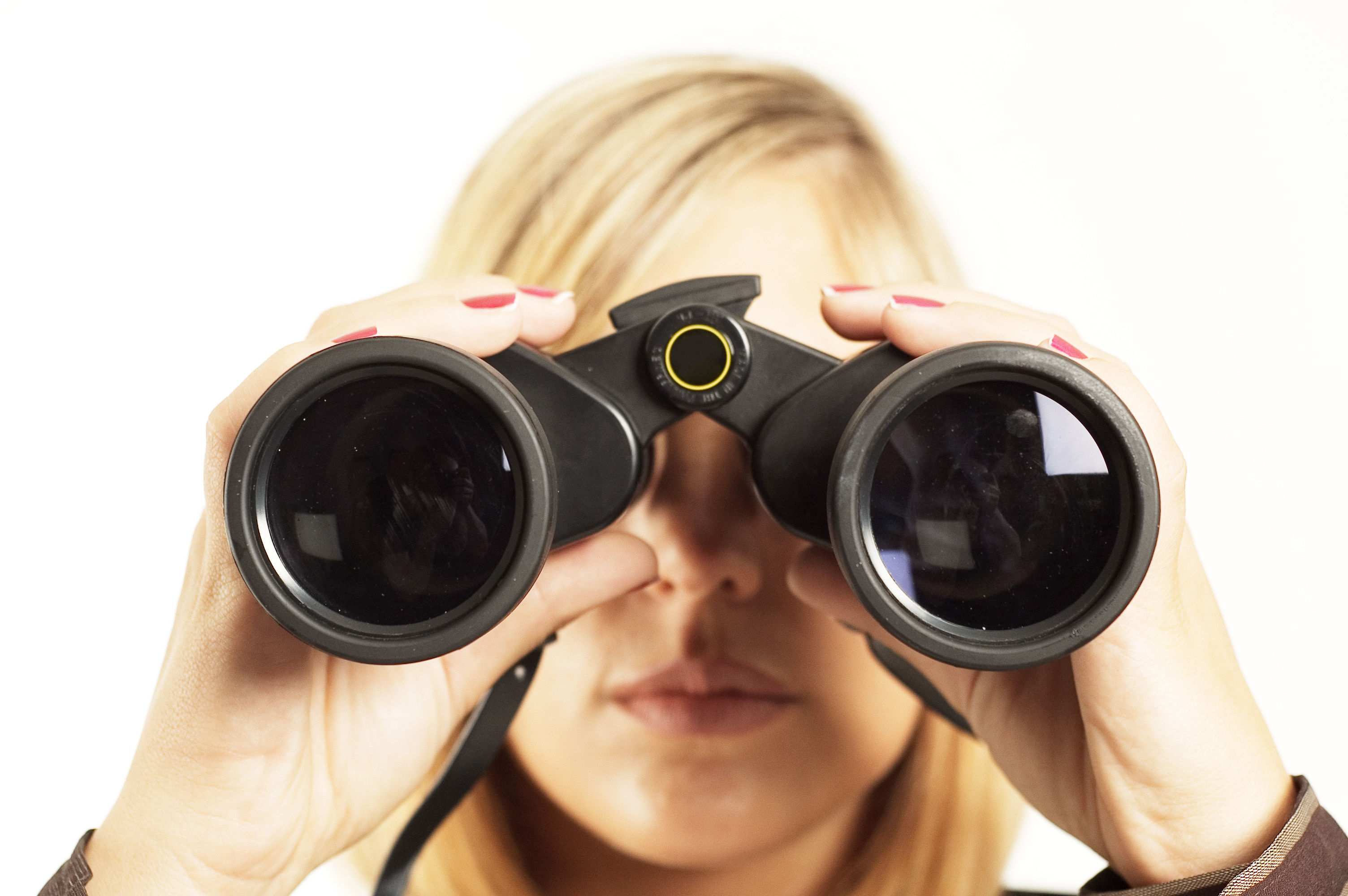 Look through. Глядит в бинокль. Человек с биноклем. Бинокль с глазами. Девочка с биноклем.